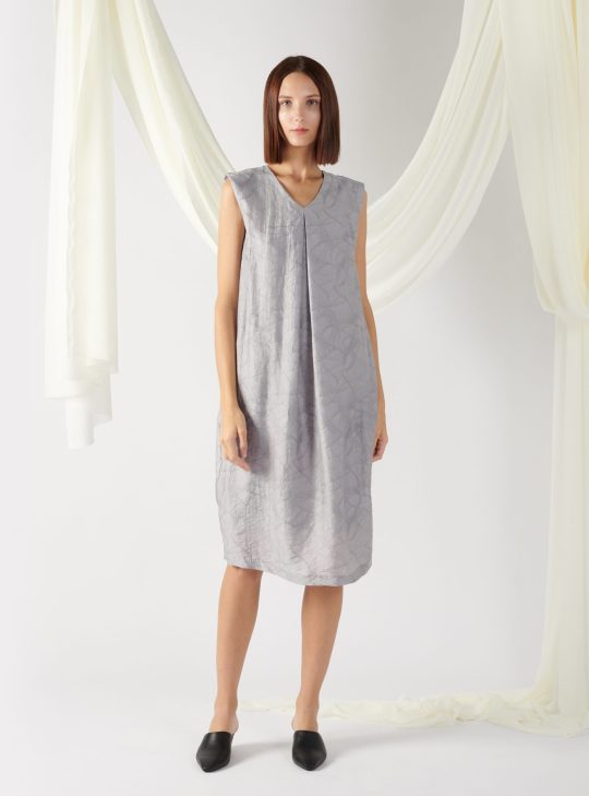 textured dress with front pleats in grey