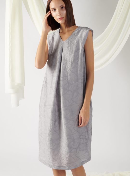 textured dress with front pleats in grey
