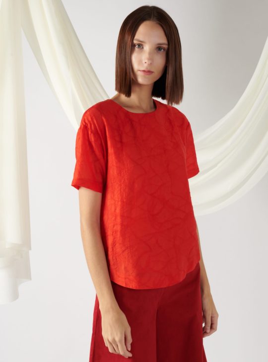 textured top with curved hem in red
