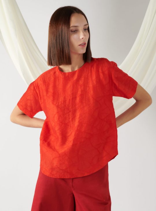 textured top with curved hem in red