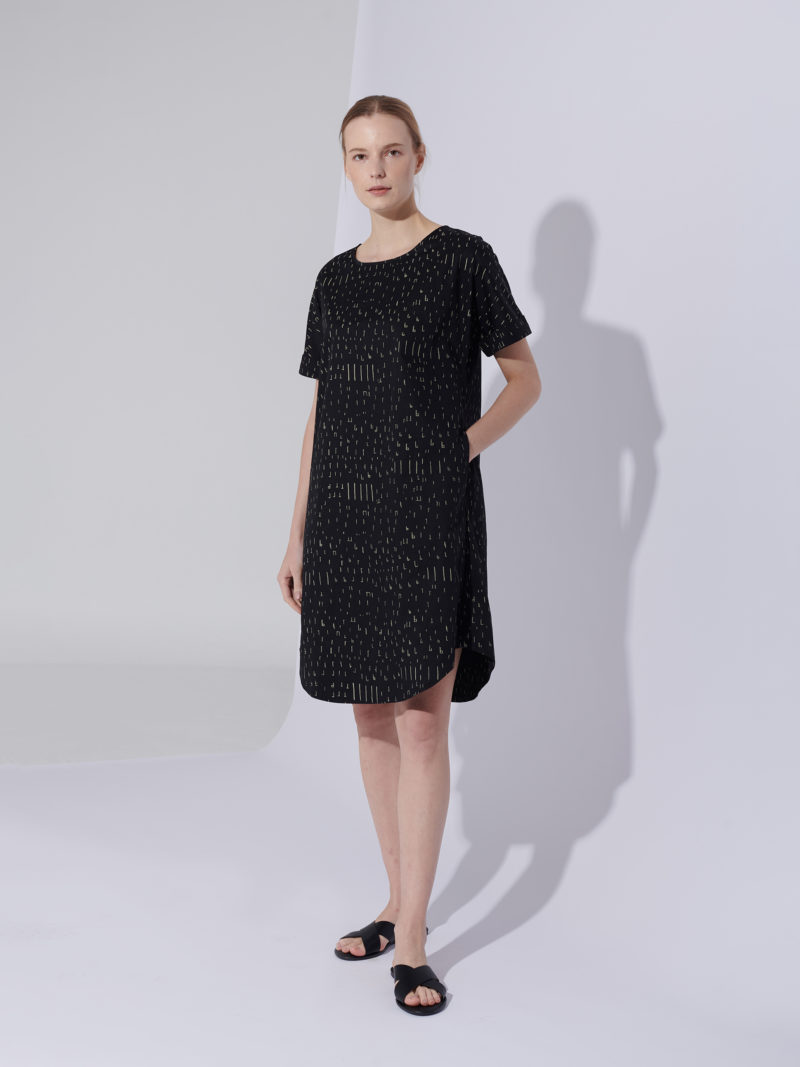 PRINTED VOLUMINOUS DRESS IN BLACK